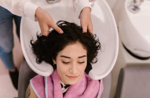 Nejlepší léčba problémů s vlasy: péče o pokožku hlavy. Vše, co o ní musíte vědět